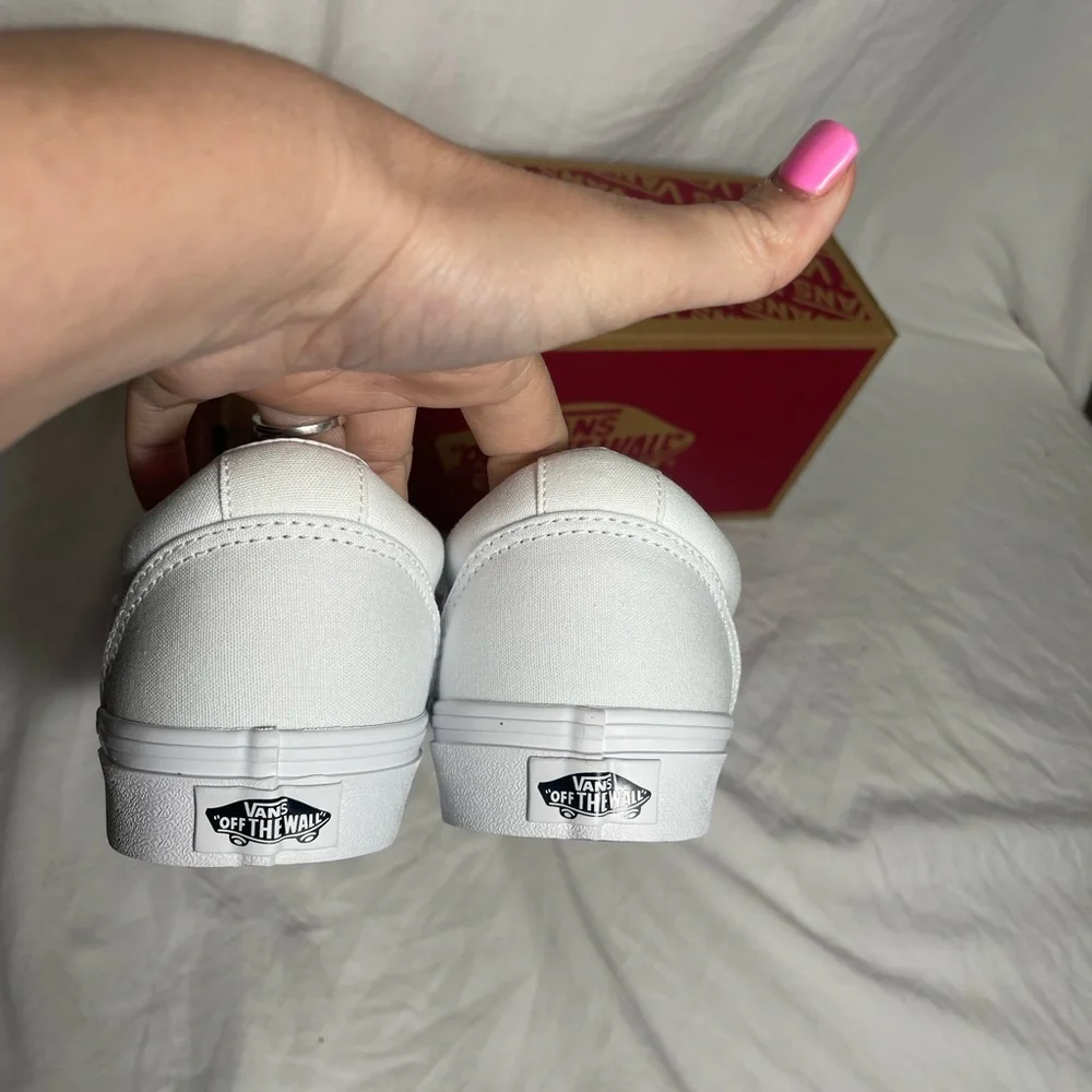 New VANS‎ size 11 Triple White Ward women’s canvas sneakers shoes VNOA3IUNW42